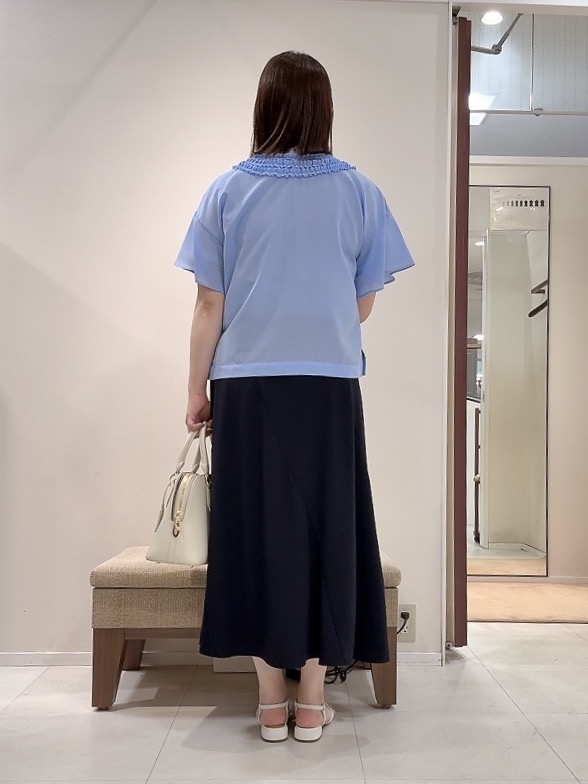 YUIさんの「UNTITLED｜【接触冷感/通気性/洗える】Vネックフリルブラウス」を使ったコーディネート