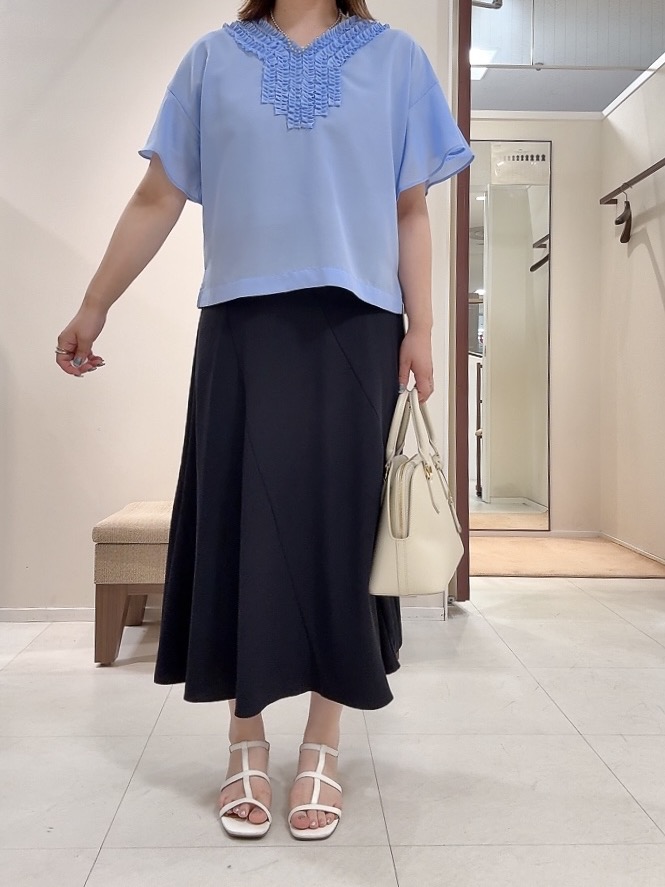 YUIさんの「UNTITLED｜【接触冷感/通気性/洗える】Vネックフリルブラウス」を使ったコーディネート