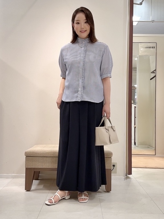 YUIさんの「UNTITLED｜【接触冷感/通気性/洗える】スタンドカラーフリルブラウス」を使ったコーディネート