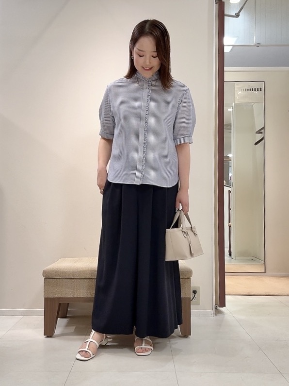 YUIさんの「UNTITLED｜【接触冷感/通気性/洗える】スタンドカラーフリルブラウス」を使ったコーディネート