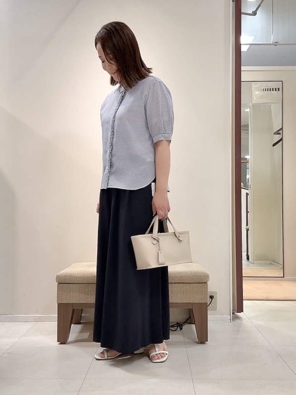 YUIさんの「UNTITLED｜【接触冷感/通気性/洗える】スタンドカラーフリルブラウス」を使ったコーディネート