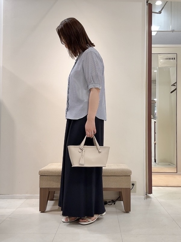YUIさんの「UNTITLED｜【接触冷感/通気性/洗える】スタンドカラーフリルブラウス」を使ったコーディネート