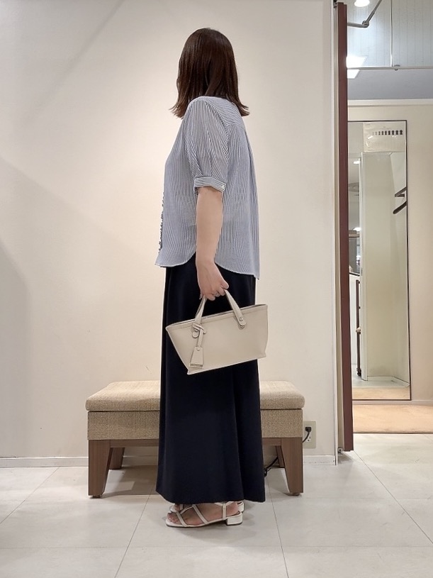 YUIさんの「UNTITLED｜【接触冷感/通気性/洗える】スタンドカラーフリルブラウス」を使ったコーディネート