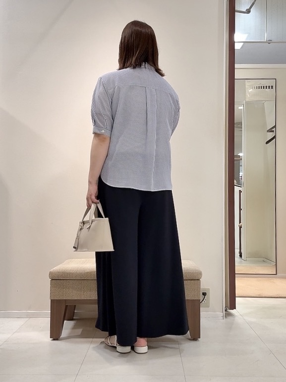 YUIさんの「UNTITLED｜【接触冷感/通気性/洗える】スタンドカラーフリルブラウス」を使ったコーディネート