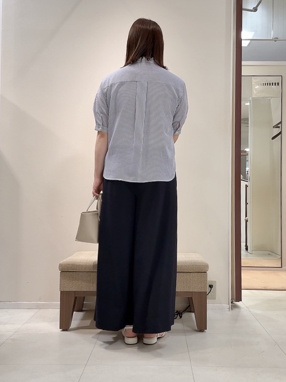 YUIさんの「UNTITLED｜【接触冷感/通気性/洗える】スタンドカラーフリルブラウス」を使ったコーディネート