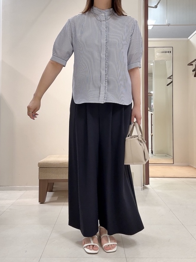 YUIさんの「UNTITLED｜【接触冷感/通気性/洗える】スタンドカラーフリルブラウス」を使ったコーディネート