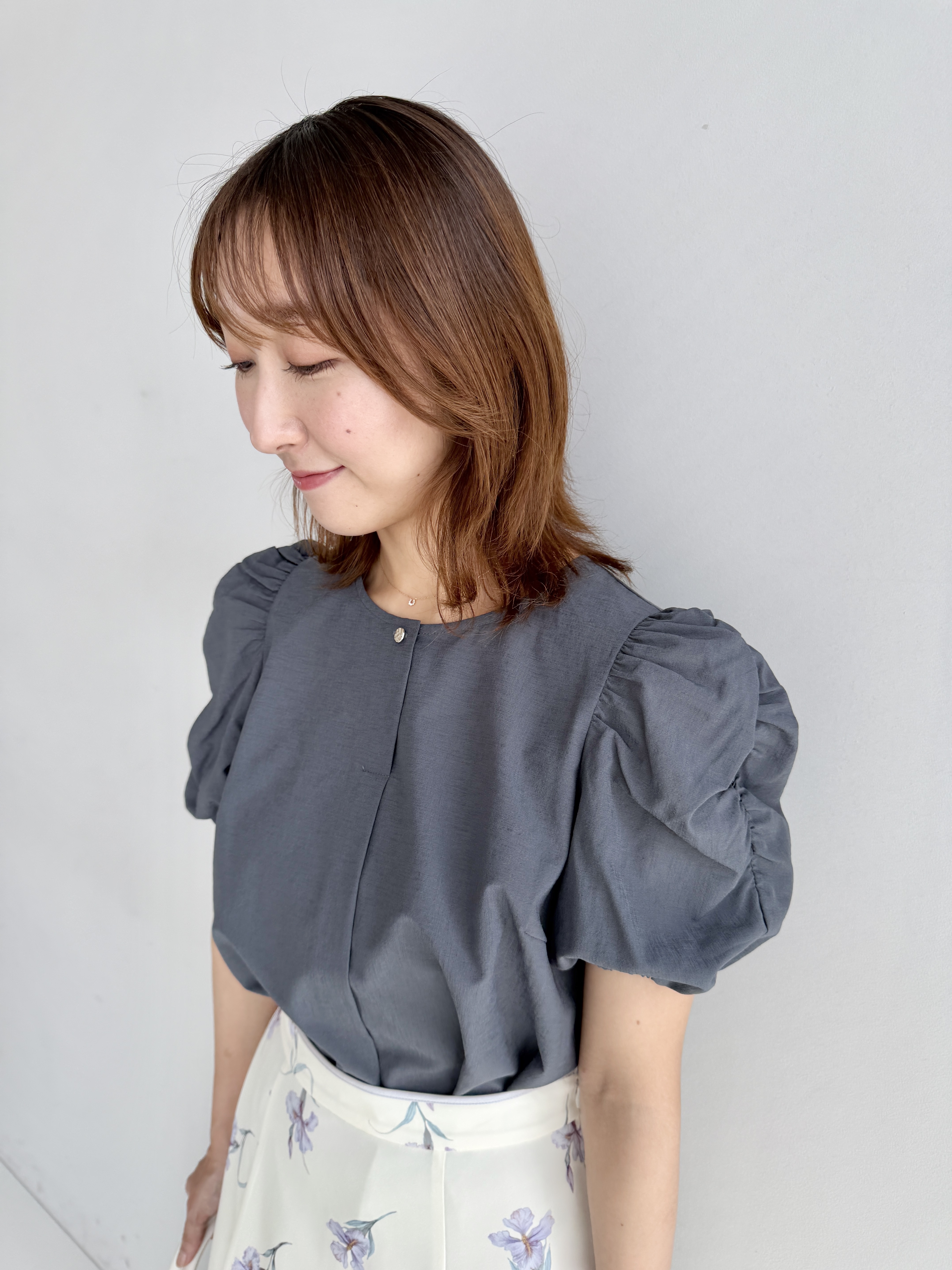 みぃさんの「index｜【接触冷感／防シワ】シャーリングスリーブブラウス《洗濯機OK》」を使ったコーディネート