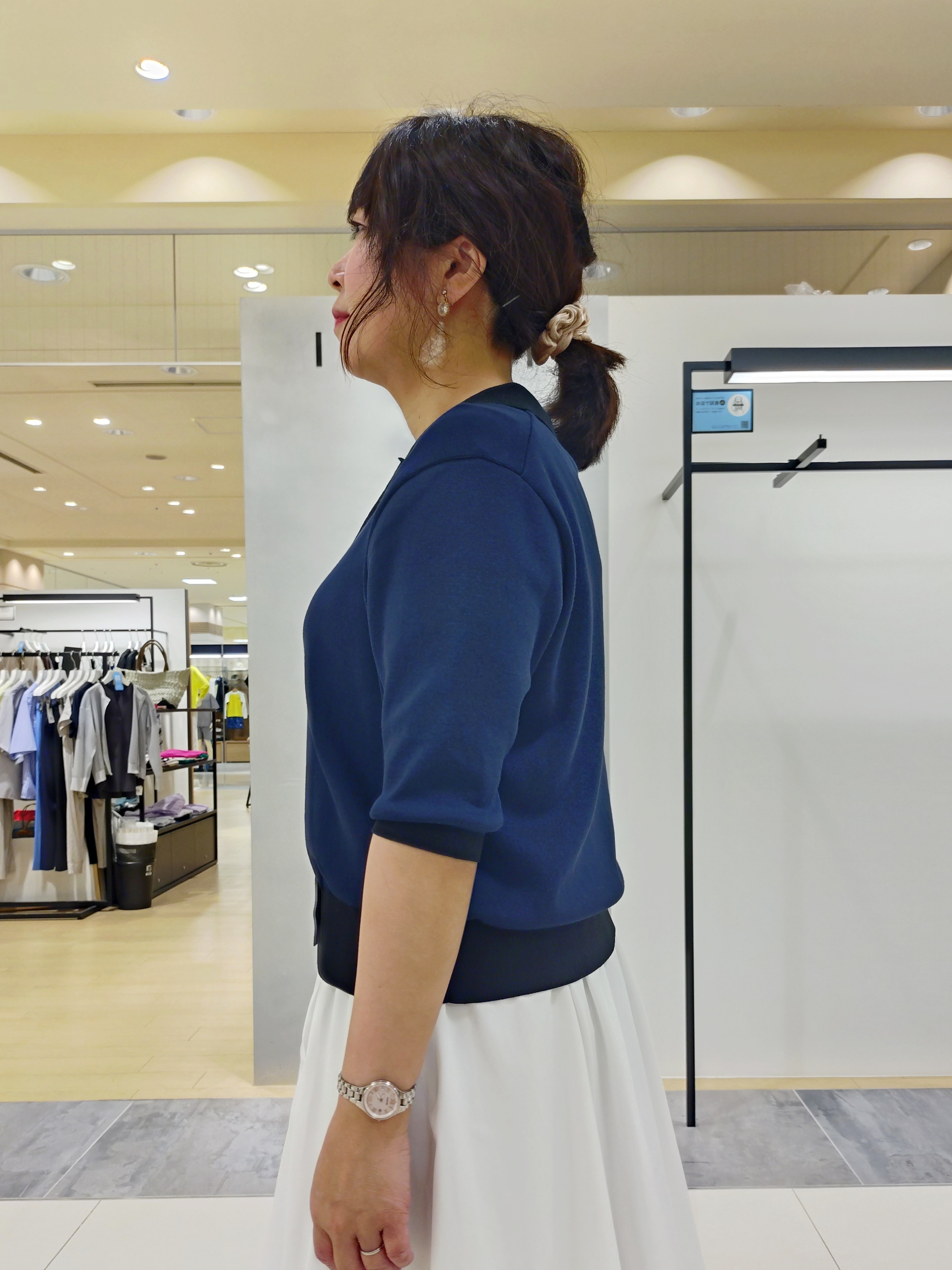 TOMOMIさんの「INDIVI｜【撥水／UVケア／SETUP可能】軽量マキシ丈タックスカート」を使ったコーディネート