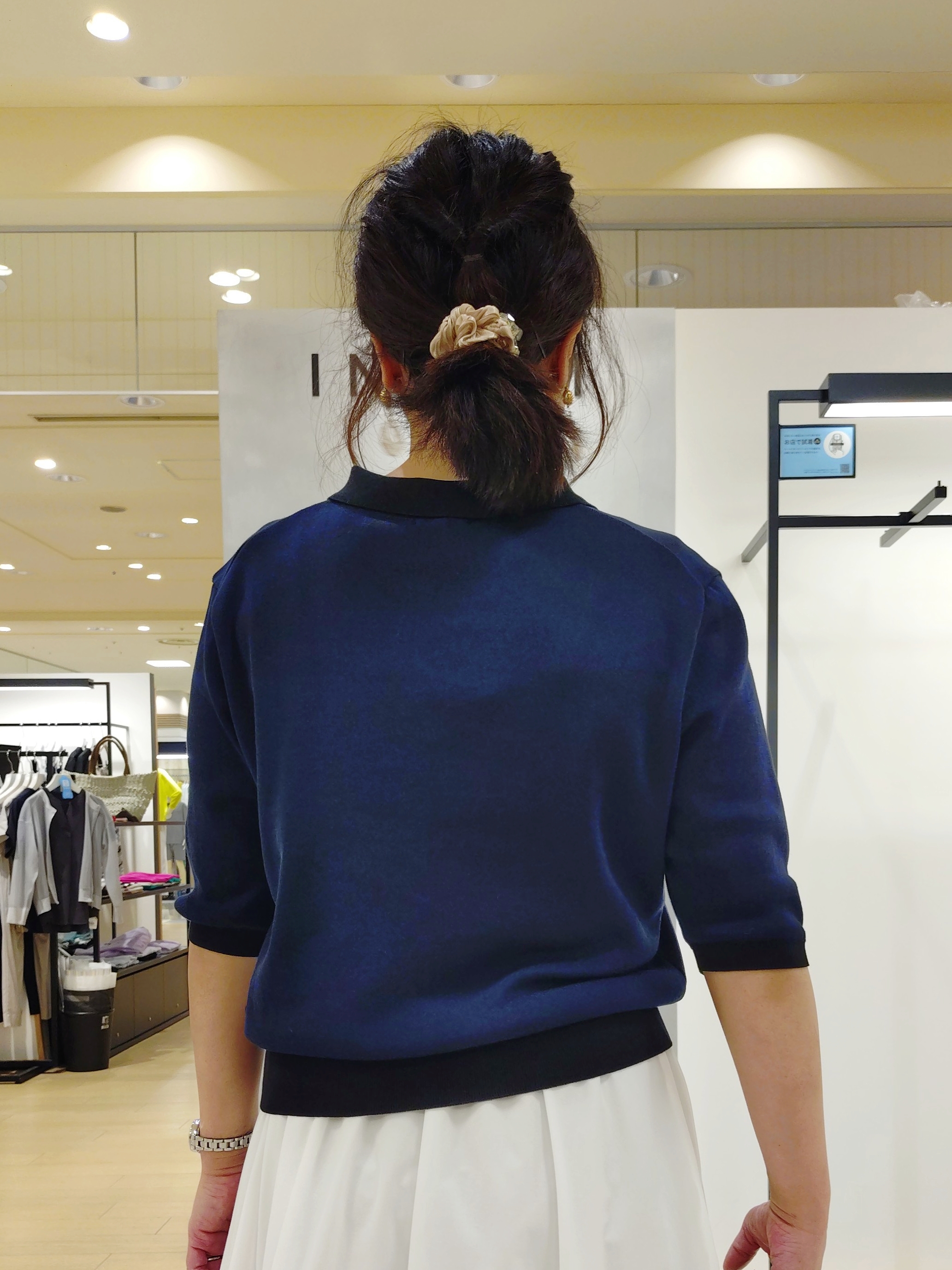 TOMOMIさんの「INDIVI｜【撥水／UVケア／SETUP可能】軽量マキシ丈タックスカート」を使ったコーディネート