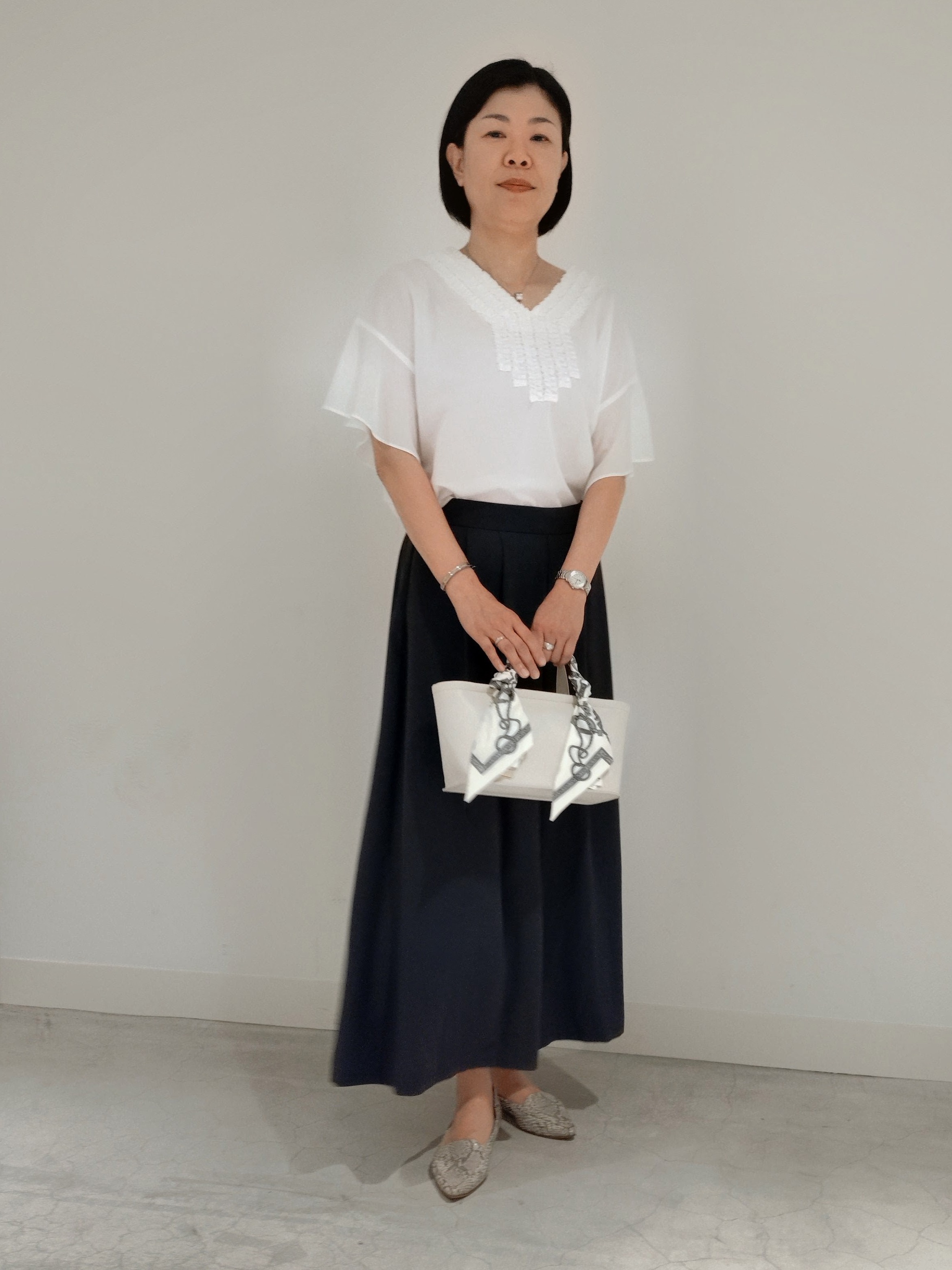 WATAさんの「UNTITLED｜【接触冷感/通気性/洗える】Vネックフリルブラウス」を使ったコーディネート