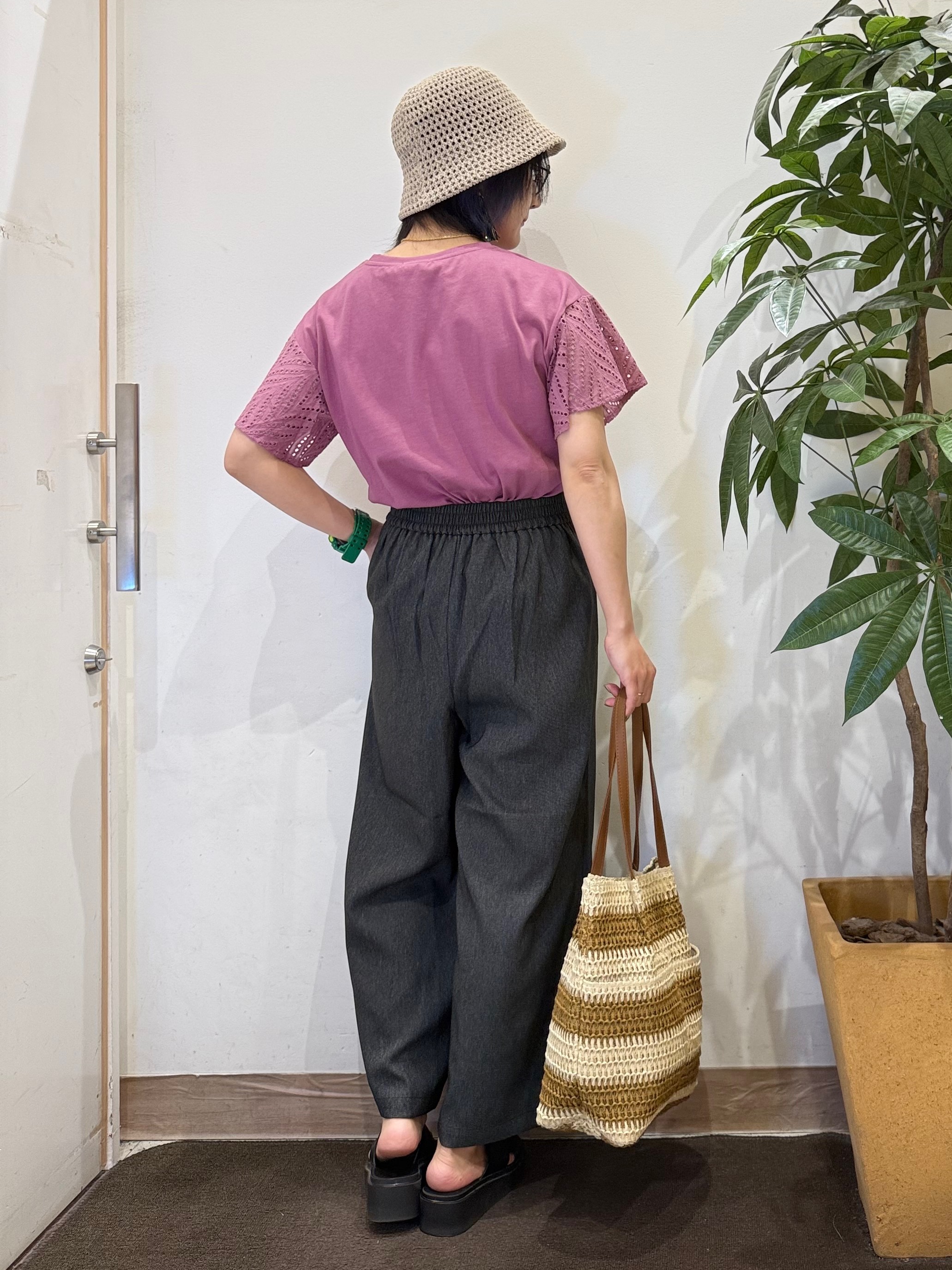 misakiさんの「SHOO･LA･RUE｜【S-LL/洗濯機可/体型カバー】汗じみが気になりにくい お袖レースフレアTシャツ」を使ったコーディネート