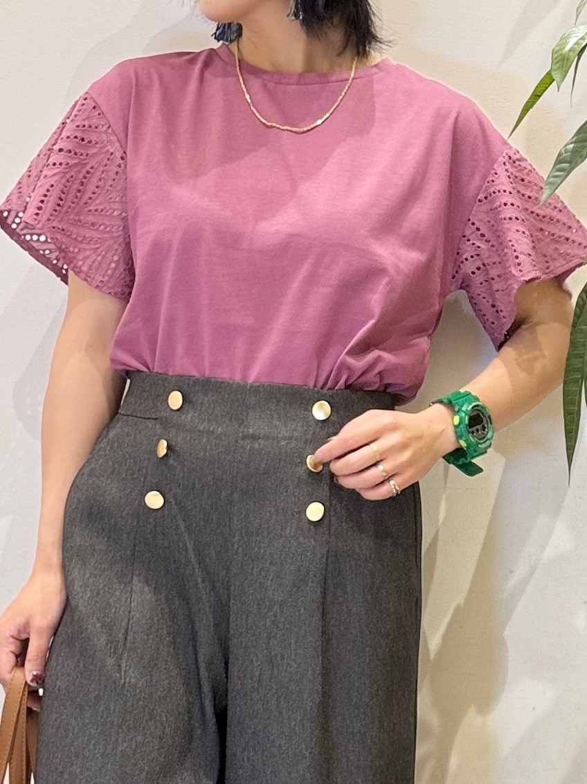 misakiさんの「SHOO･LA･RUE｜【S-LL/洗濯機可/体型カバー】汗じみが気になりにくい お袖レースフレアTシャツ」を使ったコーディネート