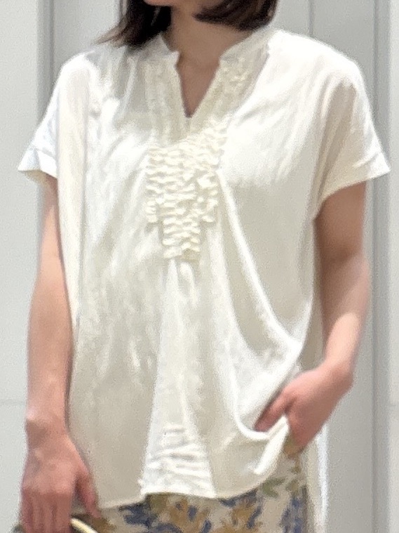 hinakoさんの「Dessin｜バンドカラーフロントフリルブラウス」を使ったコーディネート