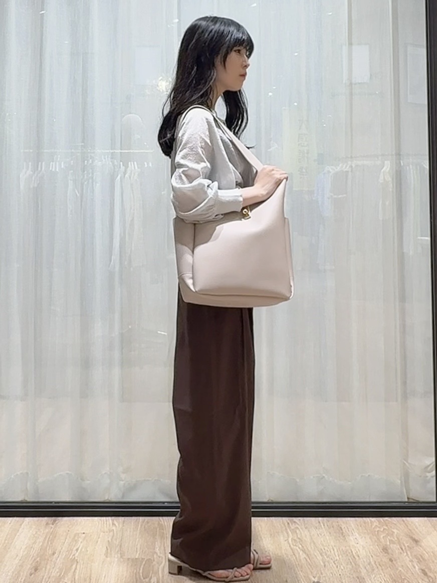 ぞうげさんの「OPAQUE.CLIP｜【接触冷感】シアーラメドルマンショートカーディガン《洗濯機OK》」を使ったコーディネート