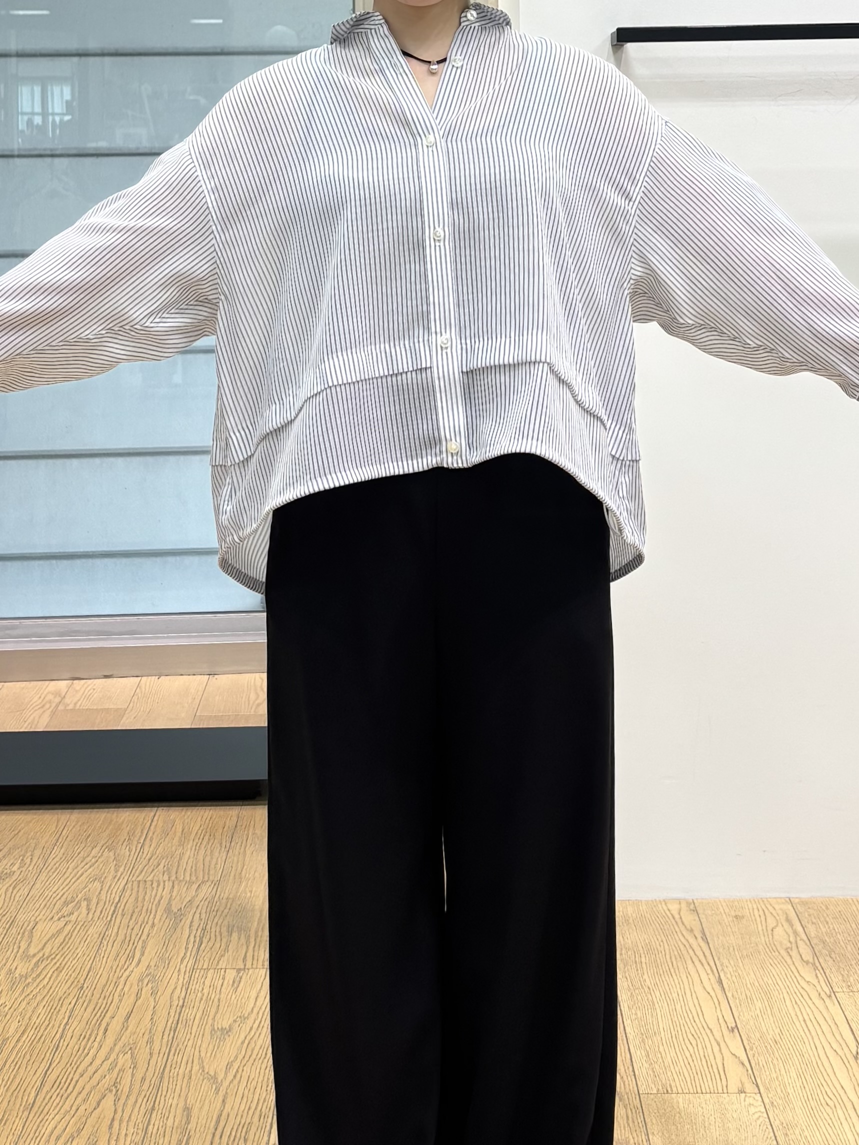 asamiさんの「INDIVI｜【接触冷感／洗える／2WAY】ドロスト付 シアーシャンブレーシャツ」を使ったコーディネート