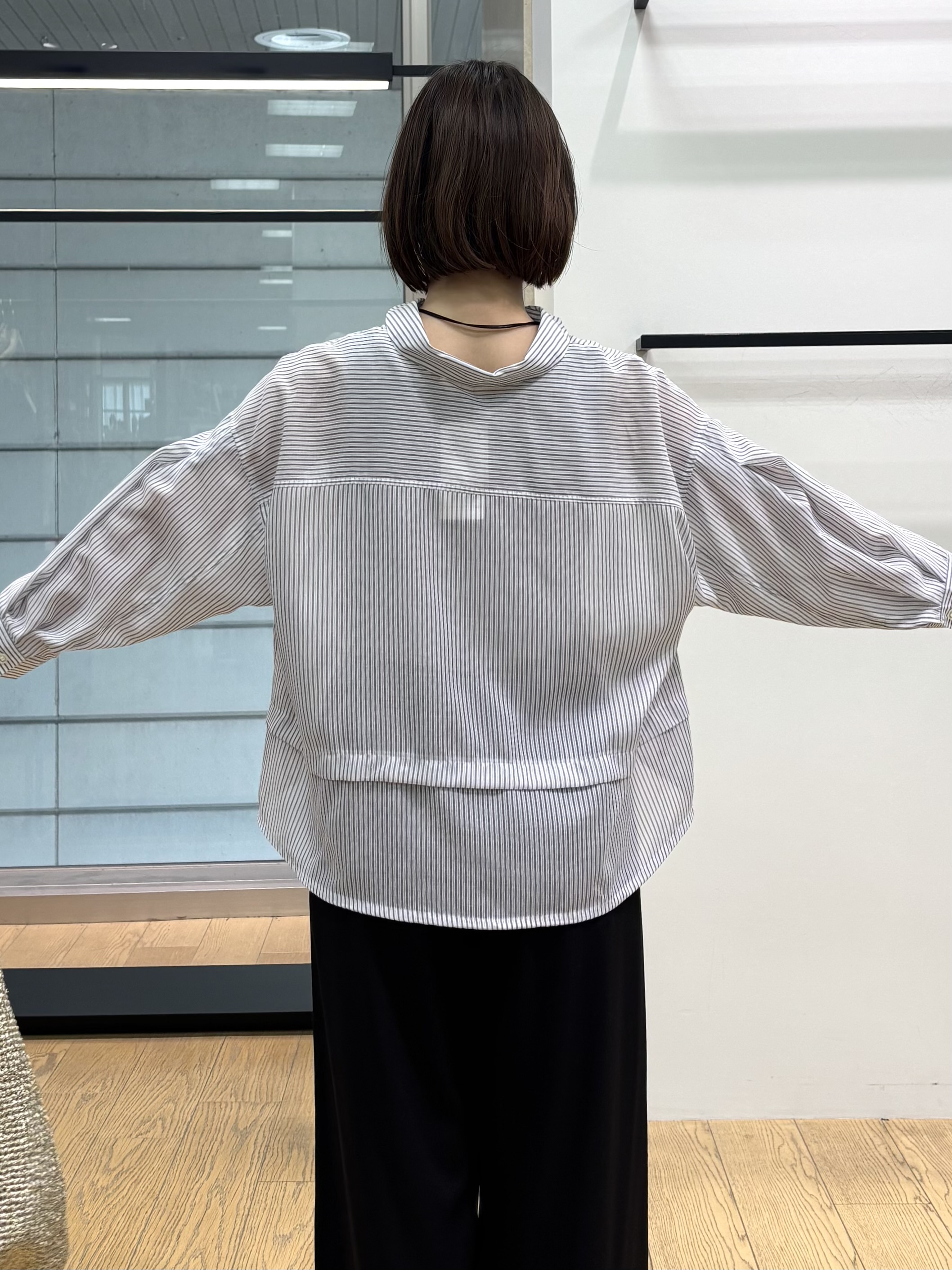 asamiさんの「INDIVI｜【接触冷感／洗える／2WAY】ドロスト付 シアーシャンブレーシャツ」を使ったコーディネート