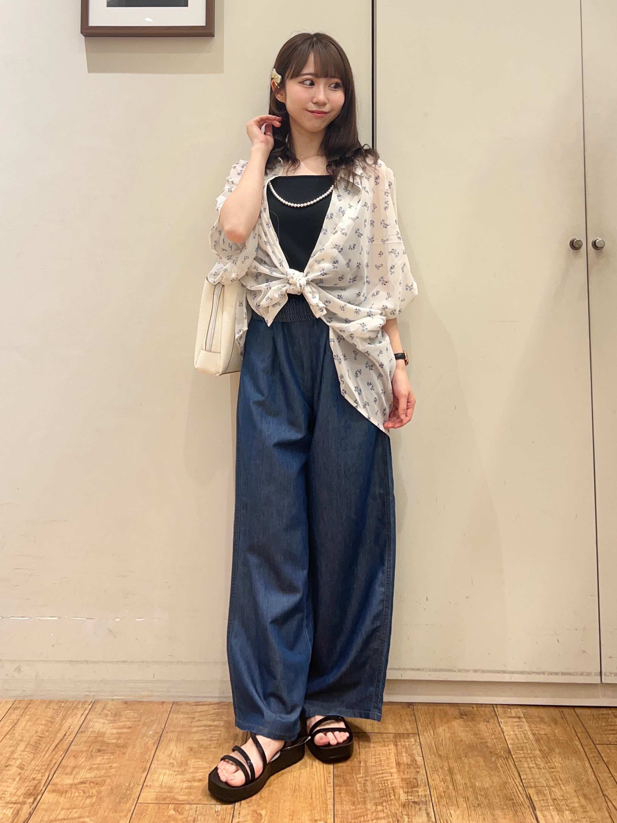 AIRIさんの「SHOO･LA･RUE｜【洗濯機可/体型カバー】羽織るだけで雰囲気変わる 柄アソート ポンチョ風シアーシャツ」を使ったコーディネート