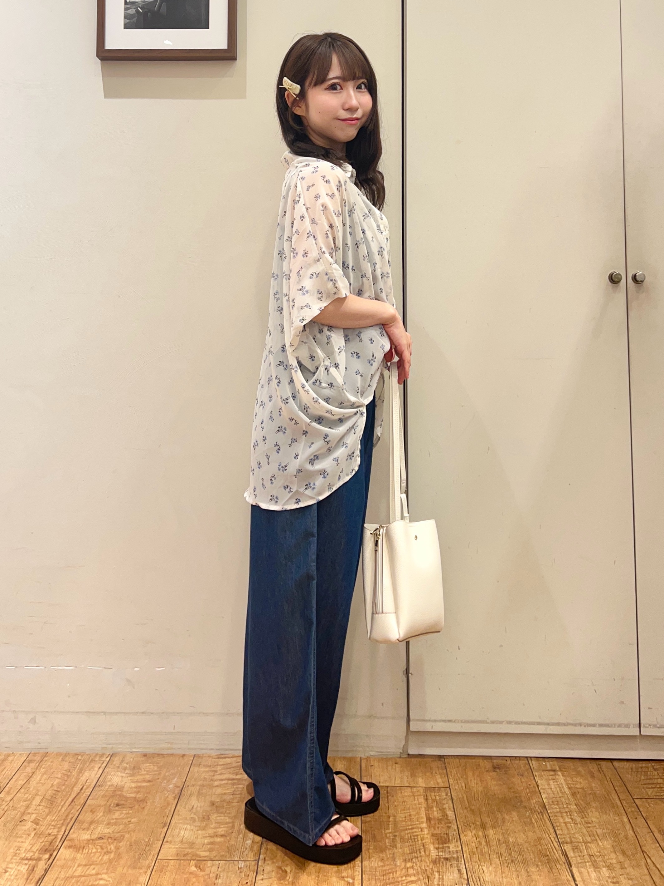 AIRIさんの「SHOO･LA･RUE｜【洗濯機可/体型カバー】羽織るだけで雰囲気変わる 柄アソート ポンチョ風シアーシャツ」を使ったコーディネート