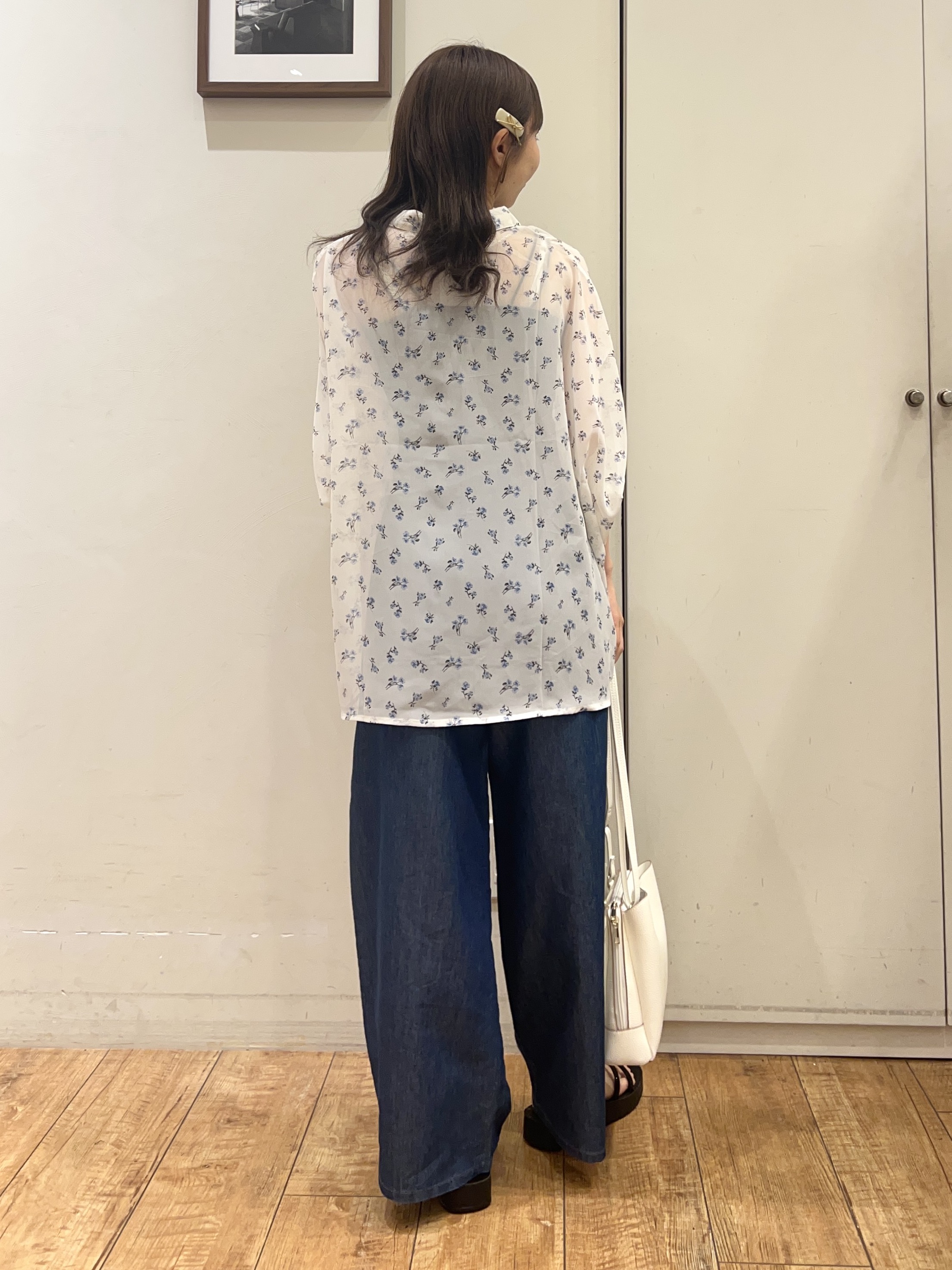AIRIさんの「SHOO･LA･RUE｜【洗濯機可/体型カバー】羽織るだけで雰囲気変わる 柄アソート ポンチョ風シアーシャツ」を使ったコーディネート