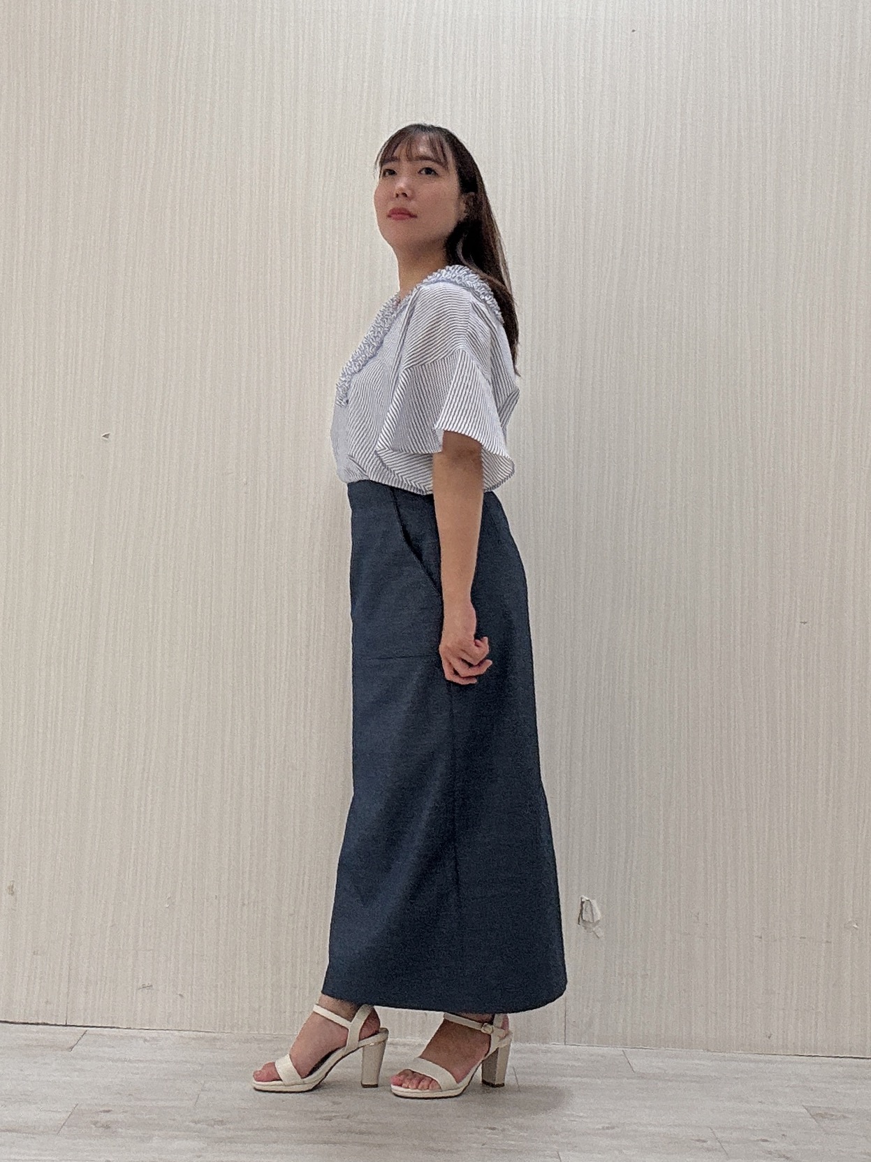 ayakaさんの「UNTITLED｜【接触冷感/通気性/洗える】Vネックフリルブラウス」を使ったコーディネート