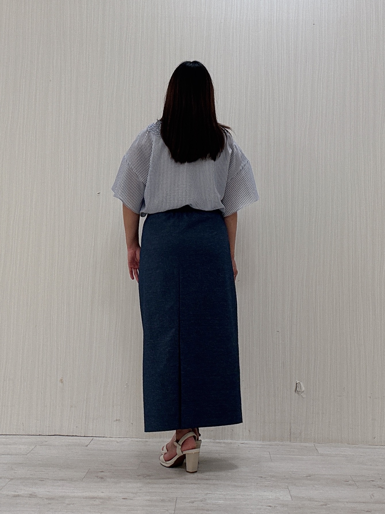 ayakaさんの「UNTITLED｜【接触冷感/通気性/洗える】Vネックフリルブラウス」を使ったコーディネート