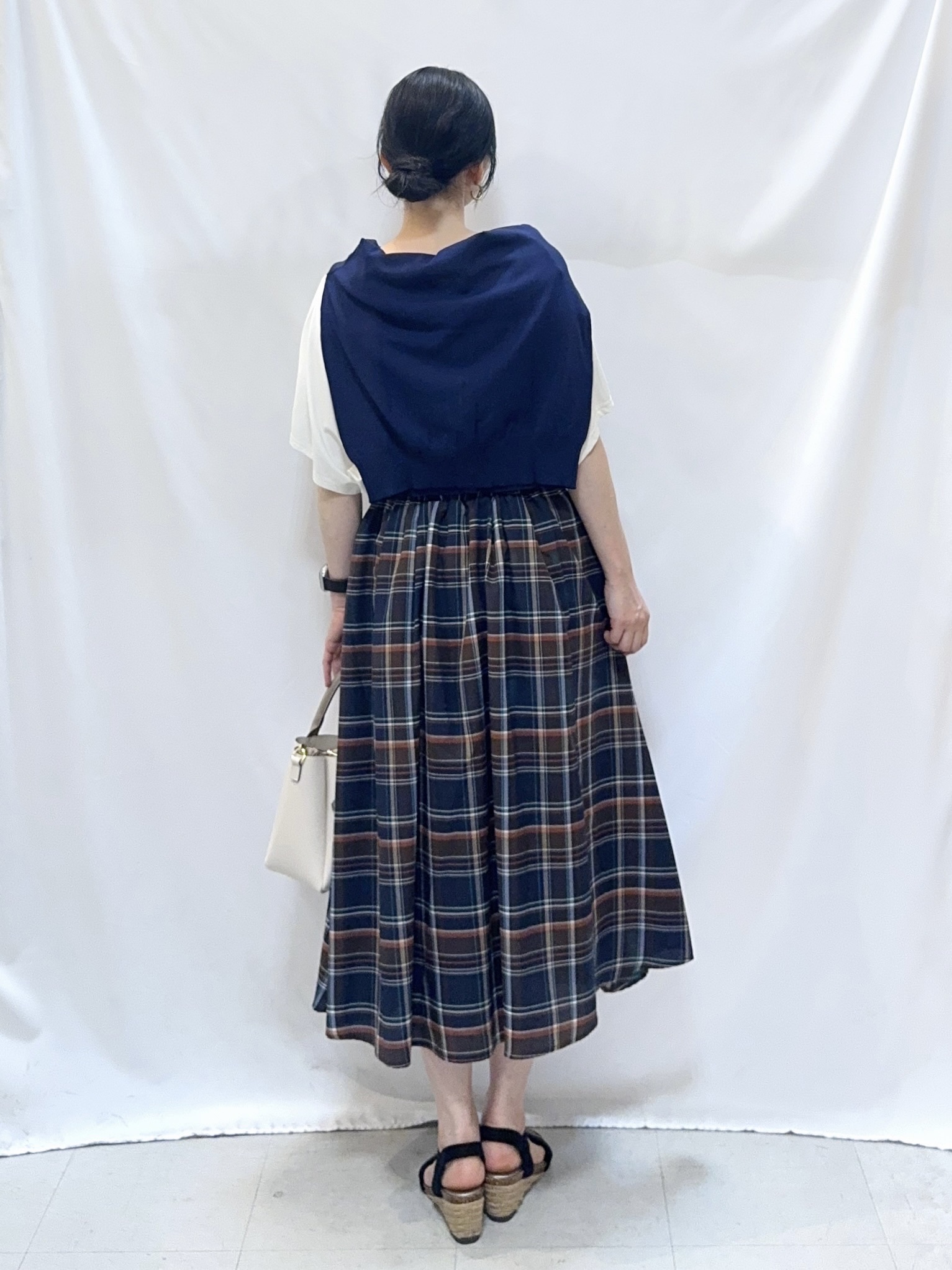 𝐇𝐢𝐫𝐨𝐦𝐢さんの「SHOO･LA･RUE｜【洗濯機可/S-LL】フェイクパールがアクセント お袖タックドルマンブラウス」を使ったコーディネート