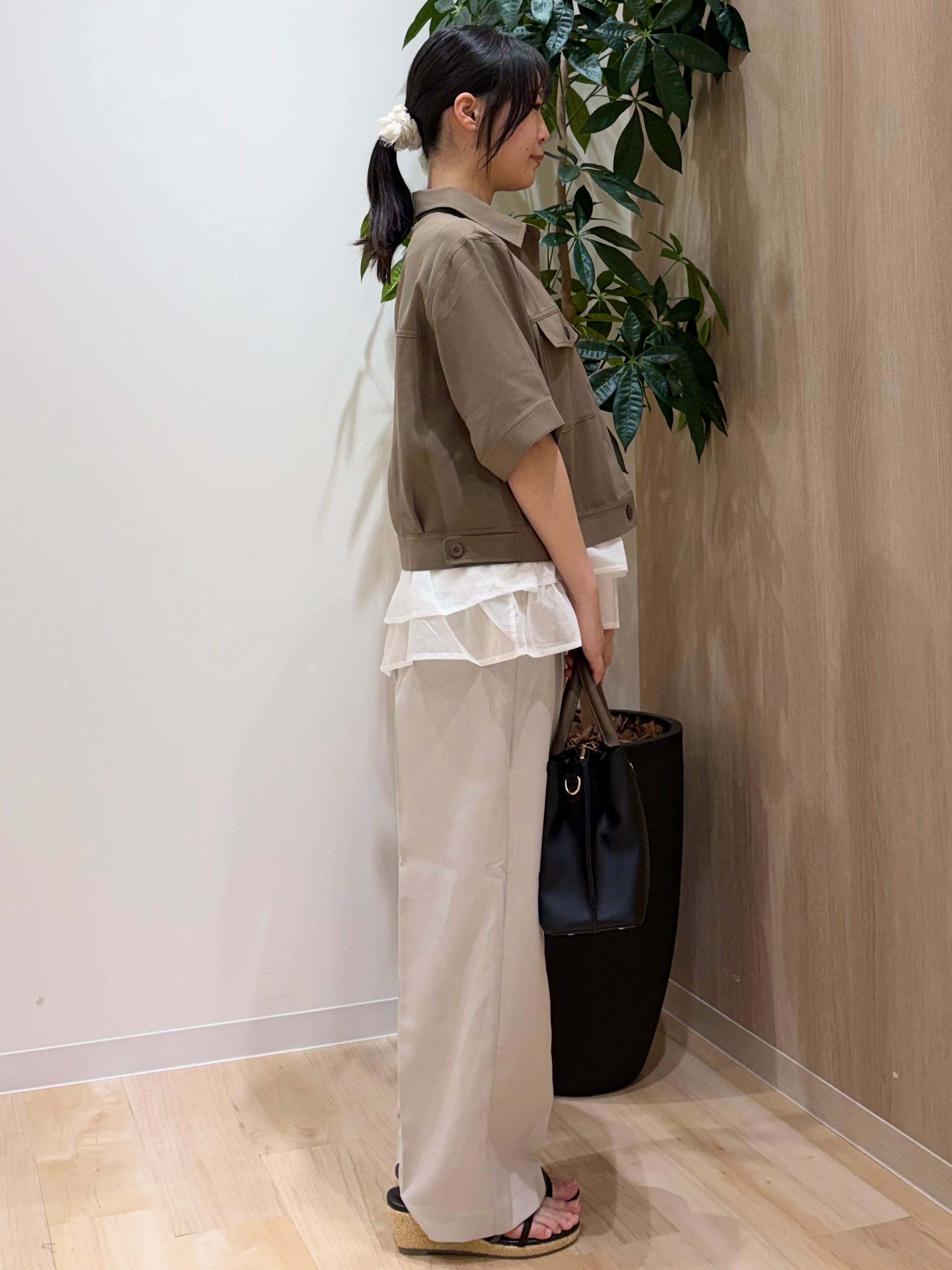 ayaneさんの「grove｜【体型カバー】INせず決まる、ウエストシアーフリルTシャツ」を使ったコーディネート