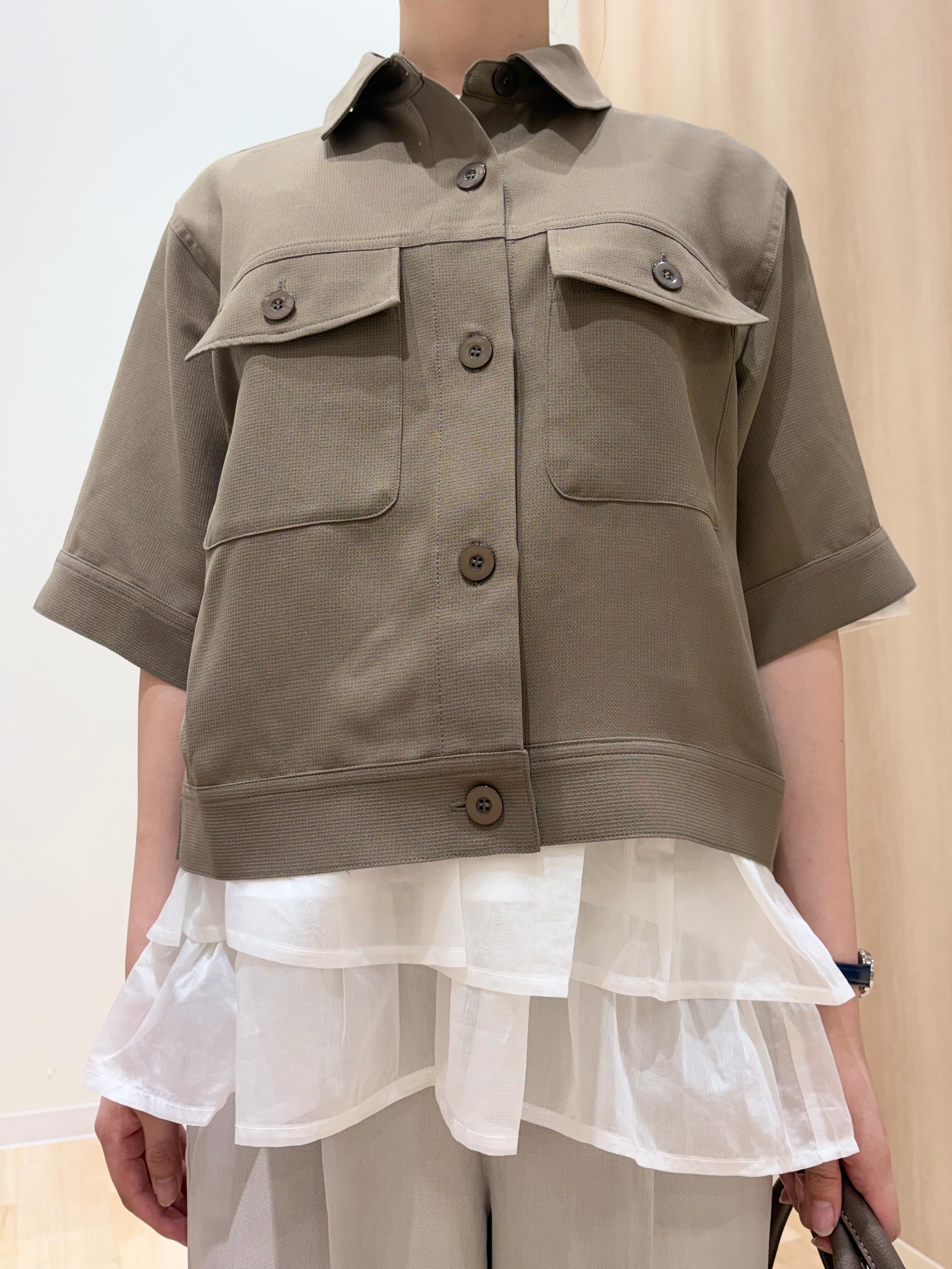ayaneさんの「grove｜【体型カバー】INせず決まる、ウエストシアーフリルTシャツ」を使ったコーディネート