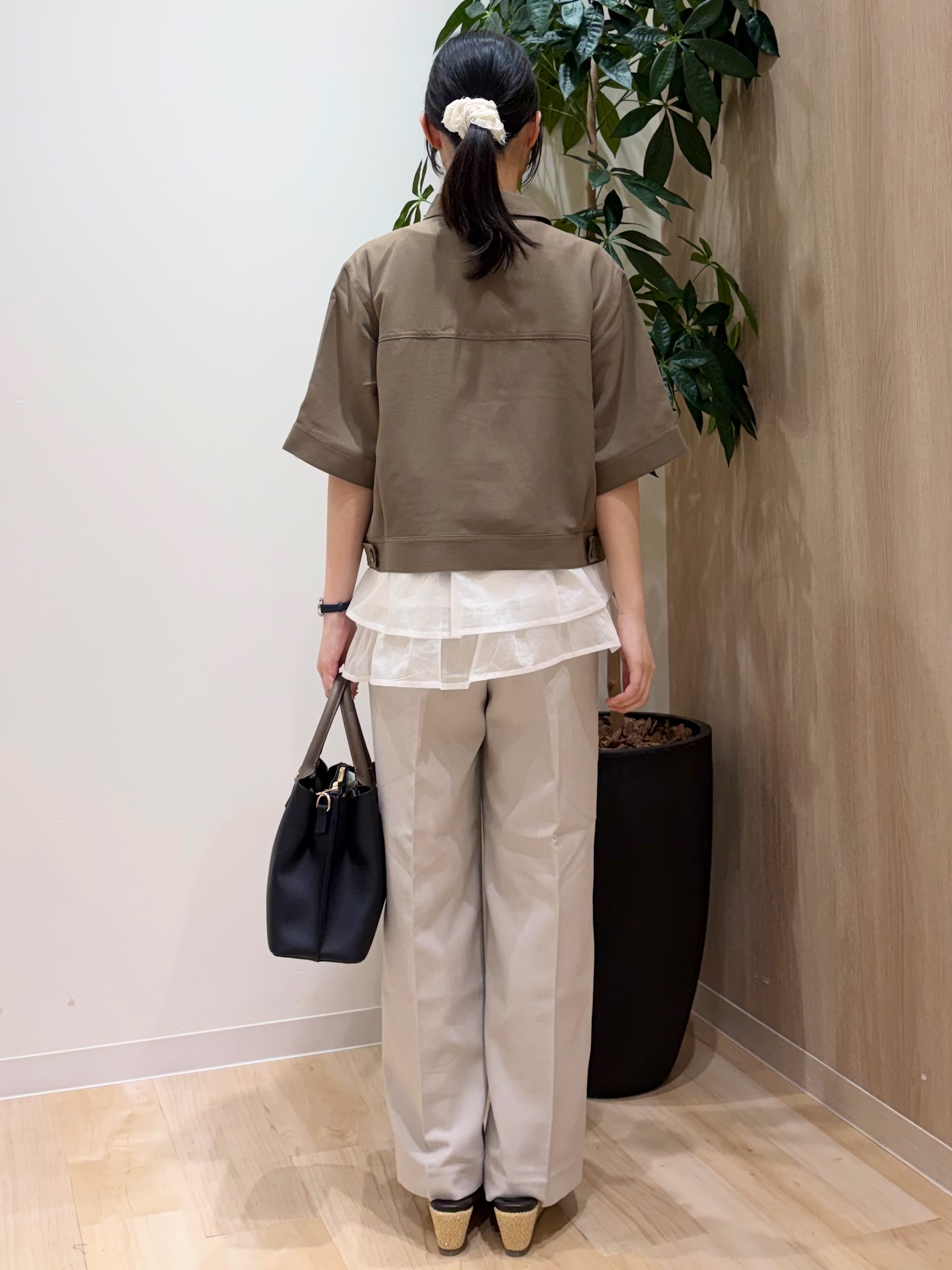 ayaneさんの「grove｜【体型カバー】INせず決まる、ウエストシアーフリルTシャツ」を使ったコーディネート