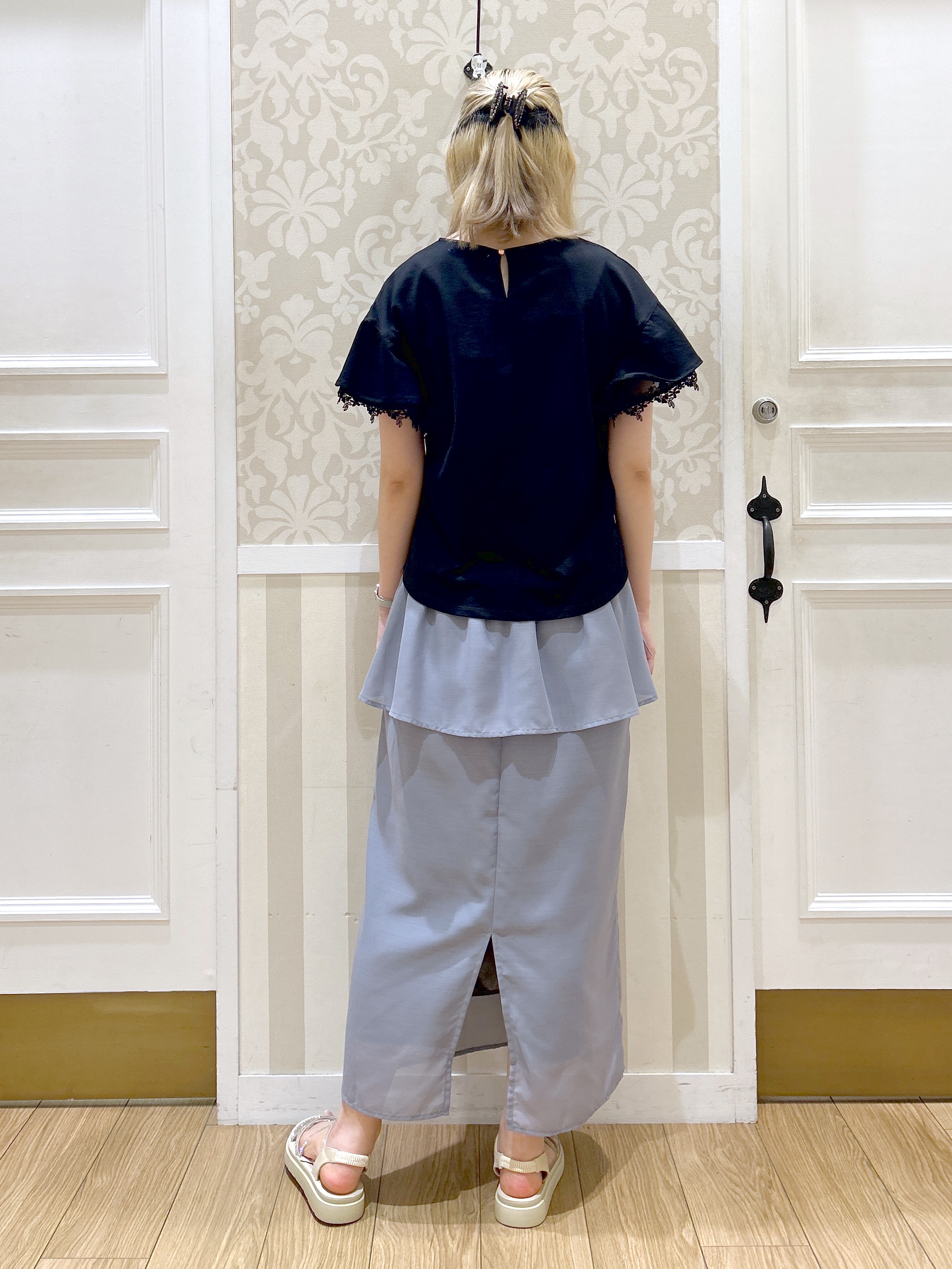望 愛さんの「grove｜【二の腕カバー、UV】涼しく華やかに、レースレイヤードスリーブTシャツ」を使ったコーディネート