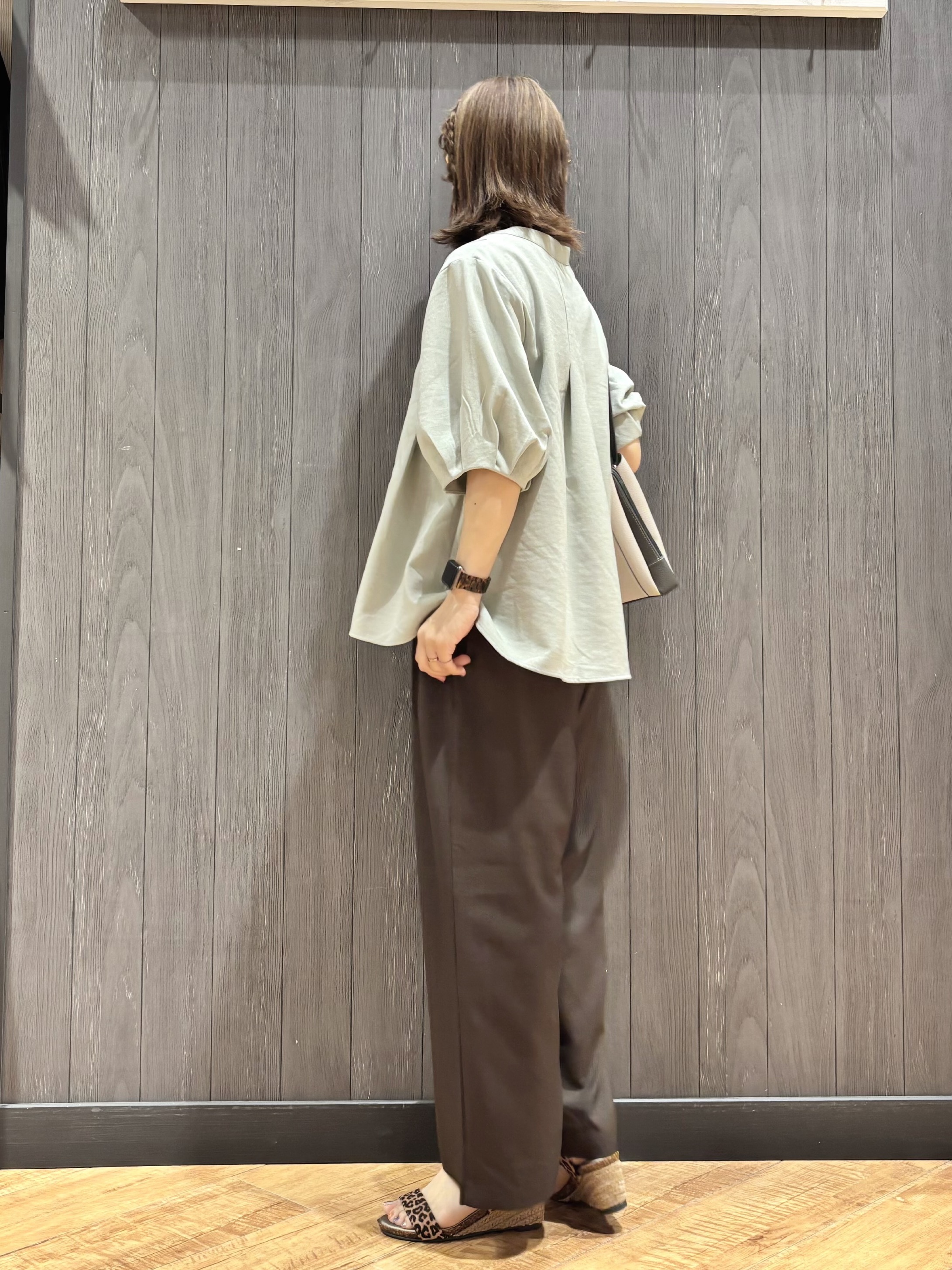 meiさんの「SHOO･LA･RUE｜【高レビュー/洗濯後しわになりにくい/インせず着られる】自然に体型カバー 麻調ペプラムブラウス」を使ったコーディネート