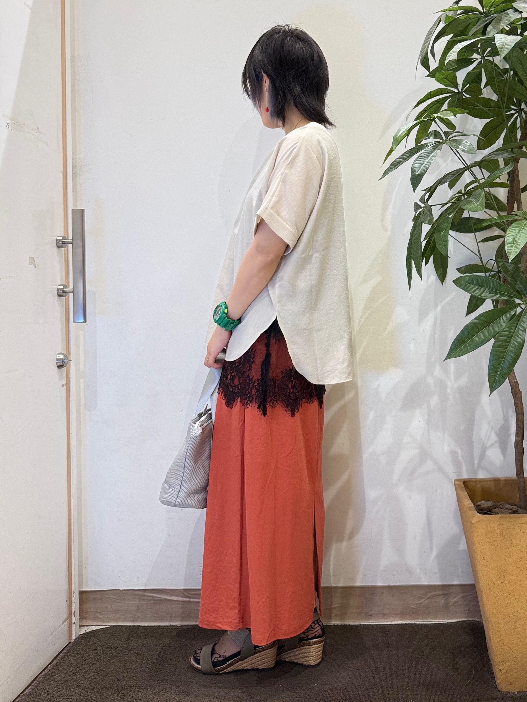 misakiさんの「SHOO･LA･RUE｜【着丈選べる/体型カバー】洗濯後しわになりにくい さらっと快適ドルマントップス」を使ったコーディネート