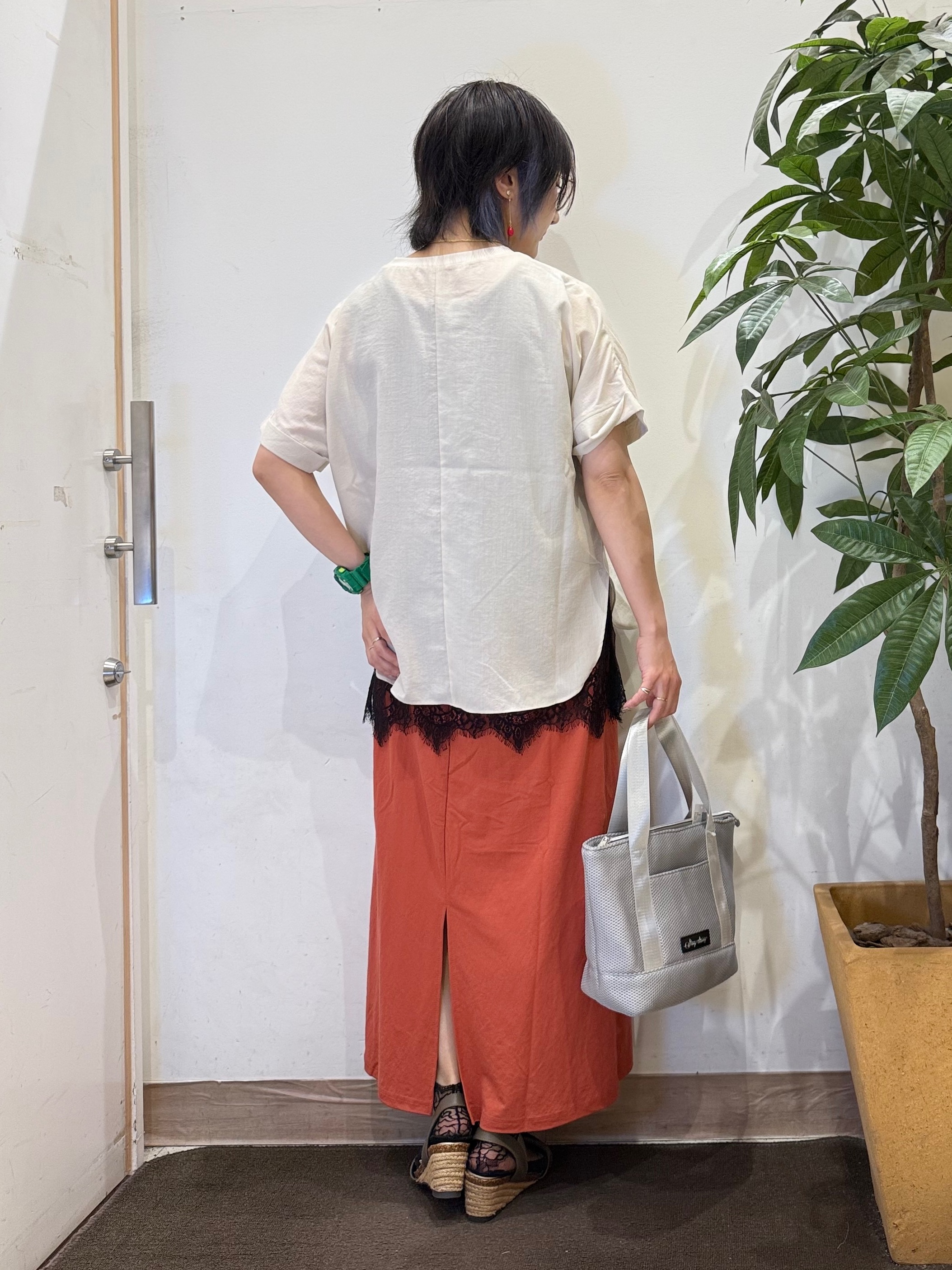 misakiさんの「SHOO･LA･RUE｜【着丈選べる/体型カバー】洗濯後しわになりにくい さらっと快適ドルマントップス」を使ったコーディネート