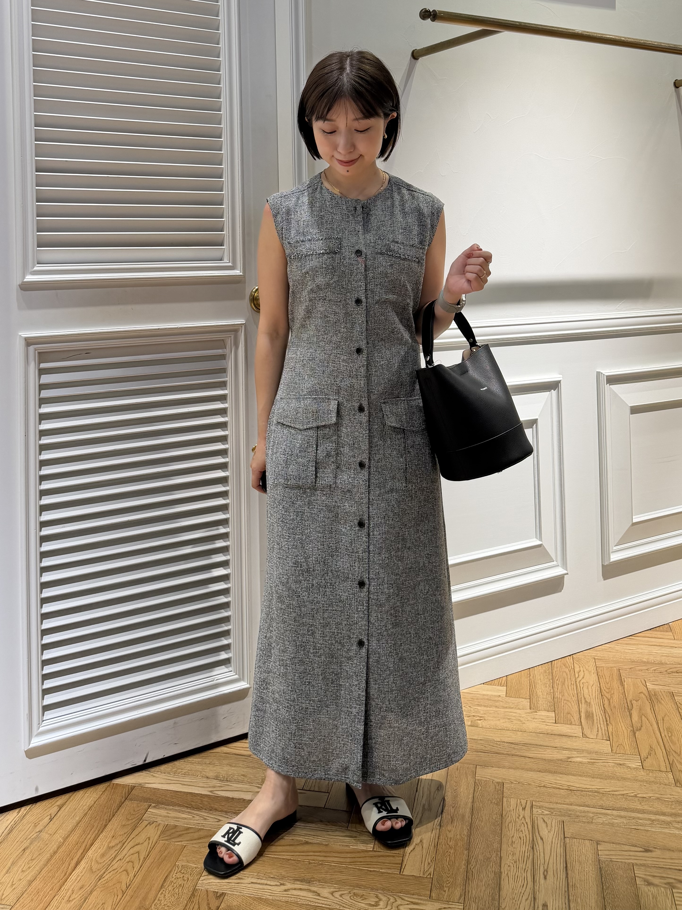 つじ まこさんの「DRESSTERIOR｜シュリンクレザーバケットBAG」を使ったコーディネート