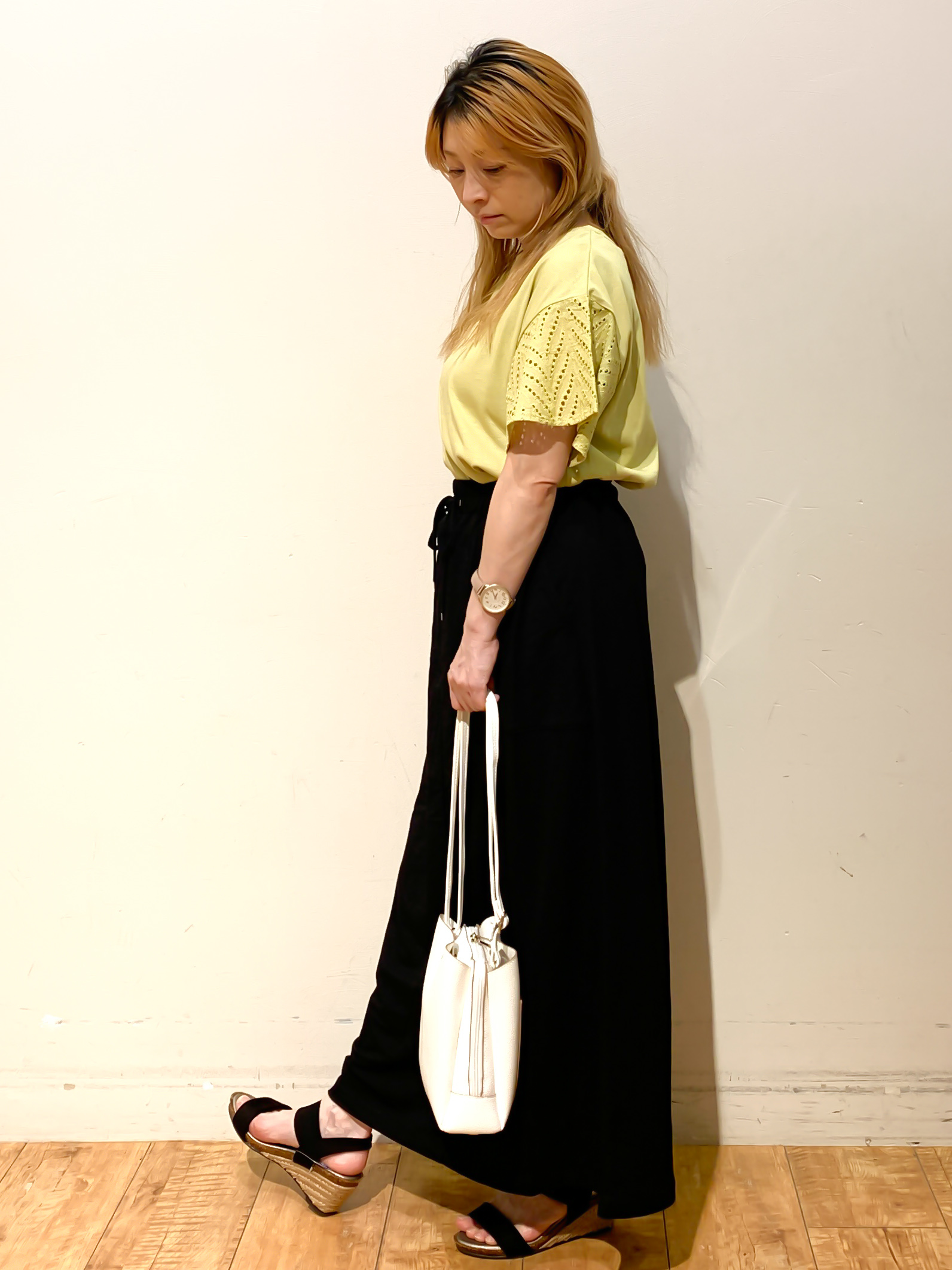 MEGさんの「SHOO･LA･RUE｜【S-LL/洗濯機可/体型カバー】汗じみが気になりにくい お袖レースフレアTシャツ」を使ったコーディネート