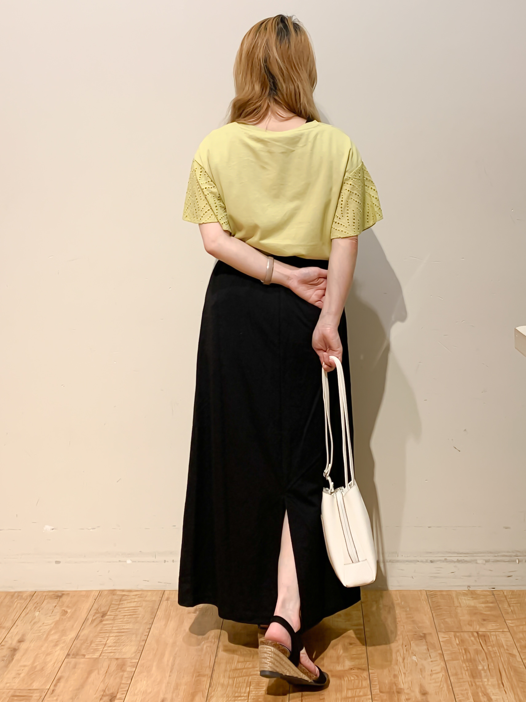 MEGさんの「SHOO･LA･RUE｜【S-LL/洗濯機可/体型カバー】汗じみが気になりにくい お袖レースフレアTシャツ」を使ったコーディネート
