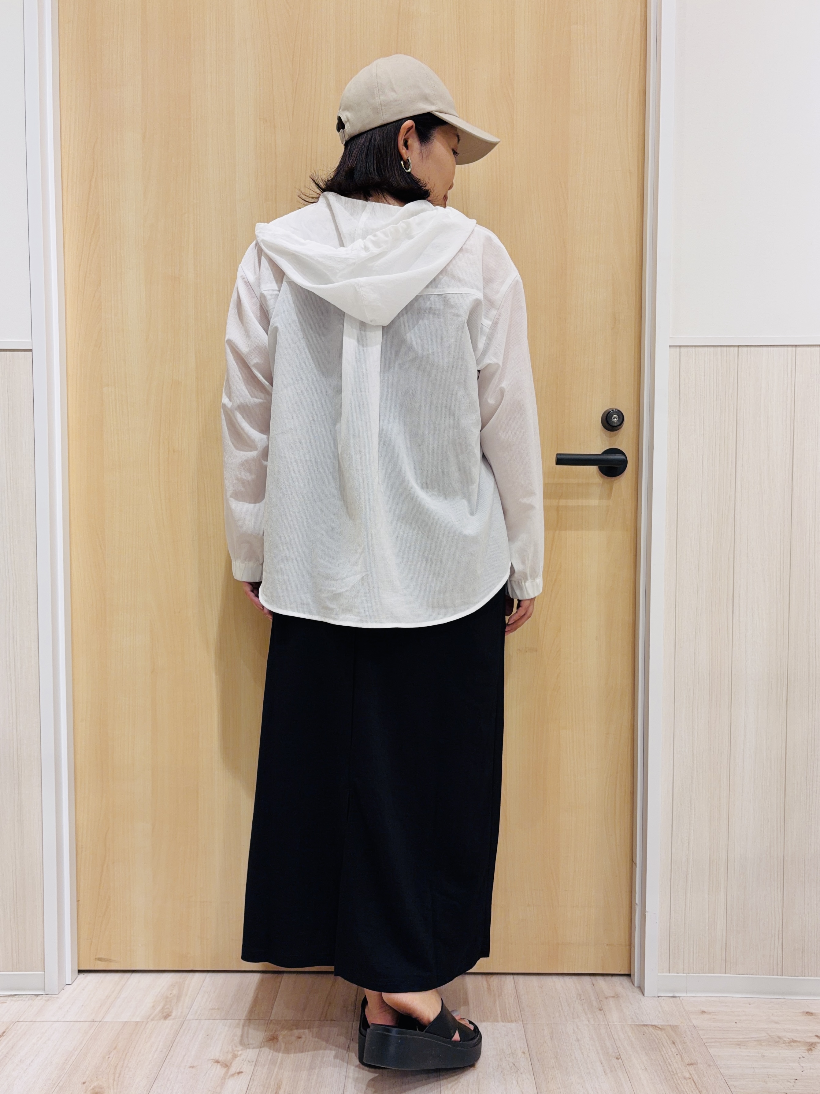 すーさんの「SHOO･LA･RUE｜【通気性〇/洗濯機可/S-LL】UVカット機能付き ライトな着心地シャツパーカ」を使ったコーディネート