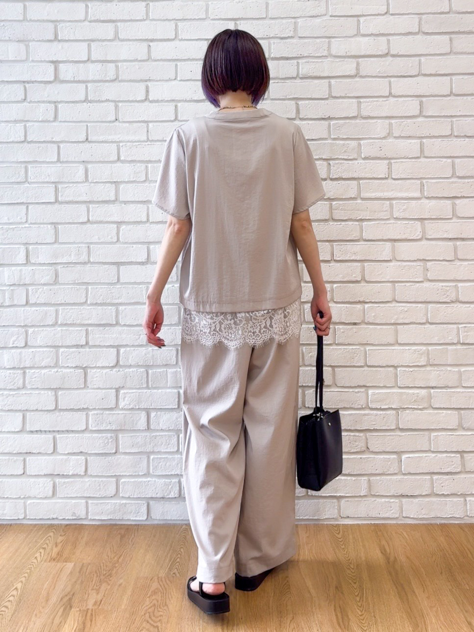 𝐜𝐡𝐢𝐤𝐚さんの「SHOO･LA･RUE｜【S-LL/洗濯機可】軽凛(かろりん) 楽に着られて上品 裾レーススキッパーブラウス」を使ったコーディネート