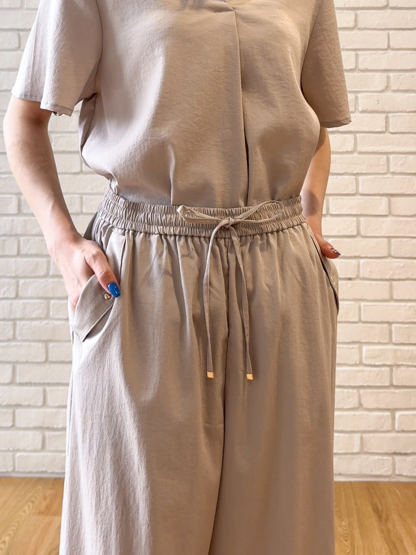 𝐜𝐡𝐢𝐤𝐚さんの「SHOO･LA･RUE｜【S-LL/洗濯機可】軽凛(かろりん) 楽に着られて上品 裾レーススキッパーブラウス」を使ったコーディネート