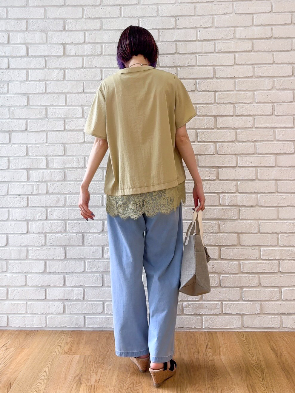 𝐜𝐡𝐢𝐤𝐚さんの「SHOO･LA･RUE｜【S-LL/洗濯機可】軽凛(かろりん) 楽に着られて上品 裾レーススキッパーブラウス」を使ったコーディネート