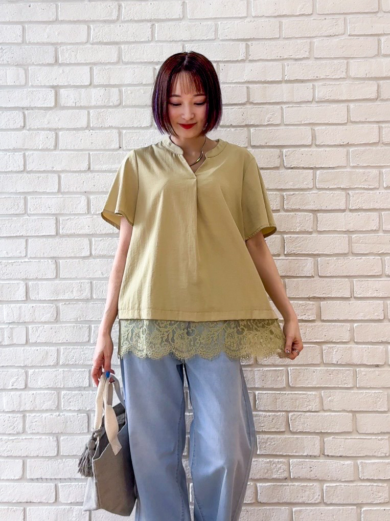 𝐜𝐡𝐢𝐤𝐚さんの「SHOO･LA･RUE｜【S-LL/洗濯機可】軽凛(かろりん) 楽に着られて上品 裾レーススキッパーブラウス」を使ったコーディネート
