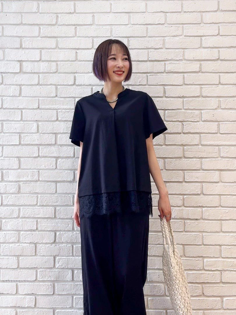 𝐜𝐡𝐢𝐤𝐚さんの「SHOO･LA･RUE｜【S-LL/洗濯機可】軽凛(かろりん) 楽に着られて上品 裾レーススキッパーブラウス」を使ったコーディネート