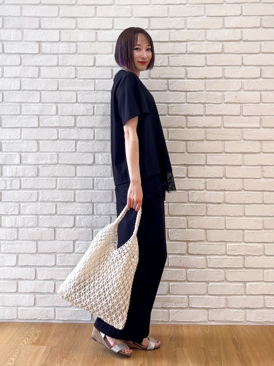 𝐜𝐡𝐢𝐤𝐚さんの「SHOO･LA･RUE｜【S-LL/洗濯機可】軽凛(かろりん) 楽に着られて上品 裾レーススキッパーブラウス」を使ったコーディネート