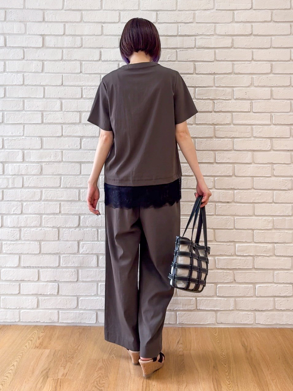 𝐜𝐡𝐢𝐤𝐚さんの「SHOO･LA･RUE｜【S-LL/洗濯機可】軽凛(かろりん) 楽に着られて上品 裾レーススキッパーブラウス」を使ったコーディネート