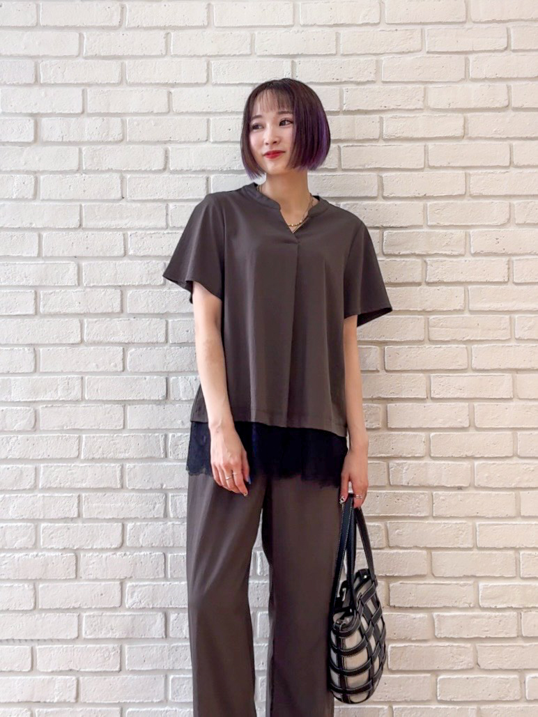 𝐜𝐡𝐢𝐤𝐚さんの「SHOO･LA･RUE｜【S-LL/洗濯機可】軽凛(かろりん) 楽に着られて上品 裾レーススキッパーブラウス」を使ったコーディネート
