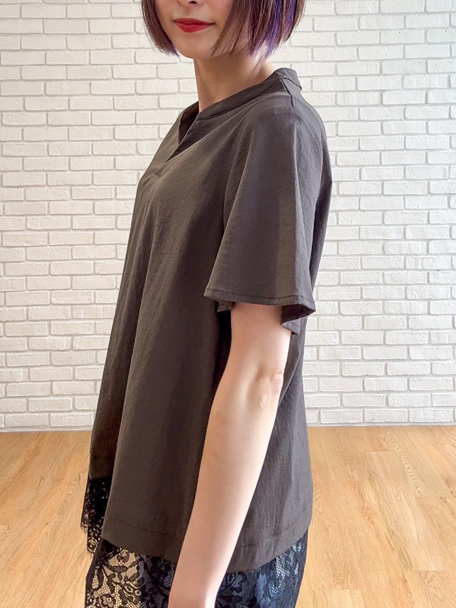 𝐜𝐡𝐢𝐤𝐚さんの「SHOO･LA･RUE｜【S-LL/洗濯機可】軽凛(かろりん) 楽に着られて上品 裾レーススキッパーブラウス」を使ったコーディネート