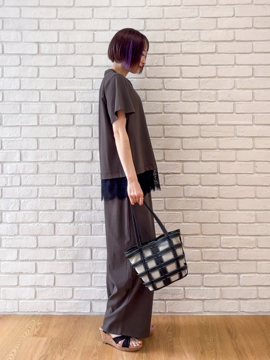 𝐜𝐡𝐢𝐤𝐚さんの「SHOO･LA･RUE｜【S-LL/洗濯機可】軽凛(かろりん) 楽に着られて上品 裾レーススキッパーブラウス」を使ったコーディネート