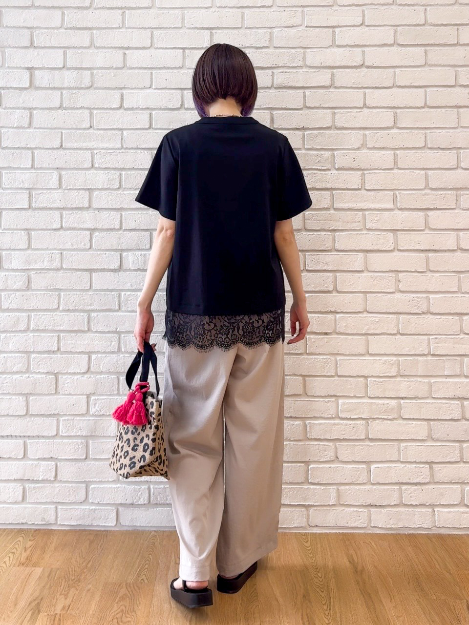 𝐜𝐡𝐢𝐤𝐚さんの「SHOO･LA･RUE｜【S-LL/洗濯機可】軽凛(かろりん) 楽に着られて上品 裾レーススキッパーブラウス」を使ったコーディネート