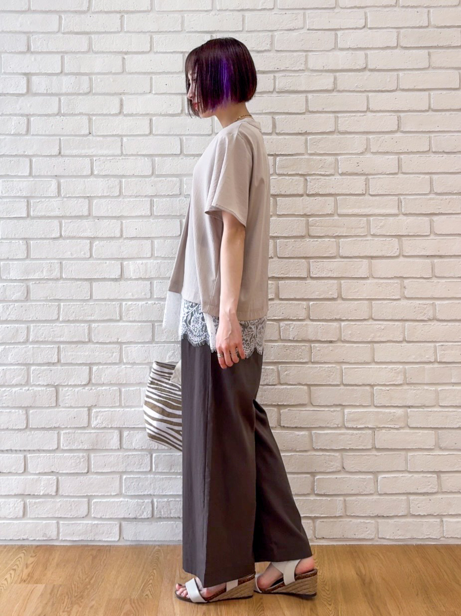 𝐜𝐡𝐢𝐤𝐚さんの「SHOO･LA･RUE｜【S-LL/洗濯機可】軽凛(かろりん) 楽に着られて上品 裾レーススキッパーブラウス」を使ったコーディネート