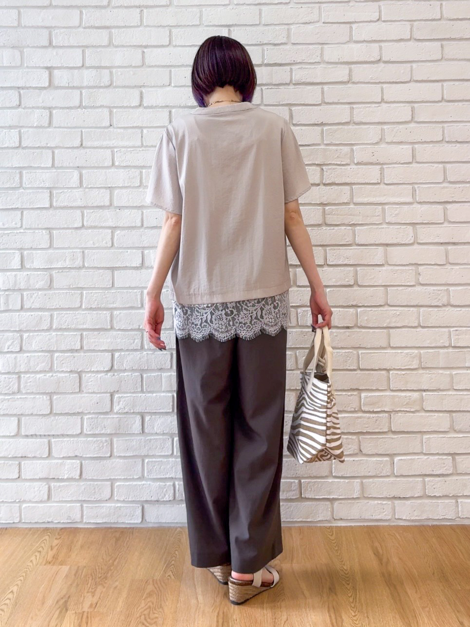 𝐜𝐡𝐢𝐤𝐚さんの「SHOO･LA･RUE｜【S-LL/洗濯機可】軽凛(かろりん) 楽に着られて上品 裾レーススキッパーブラウス」を使ったコーディネート